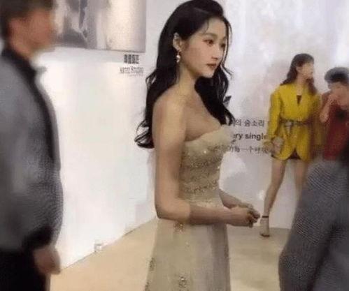 挠关晓彤脚心视频,这动作太有爱了！