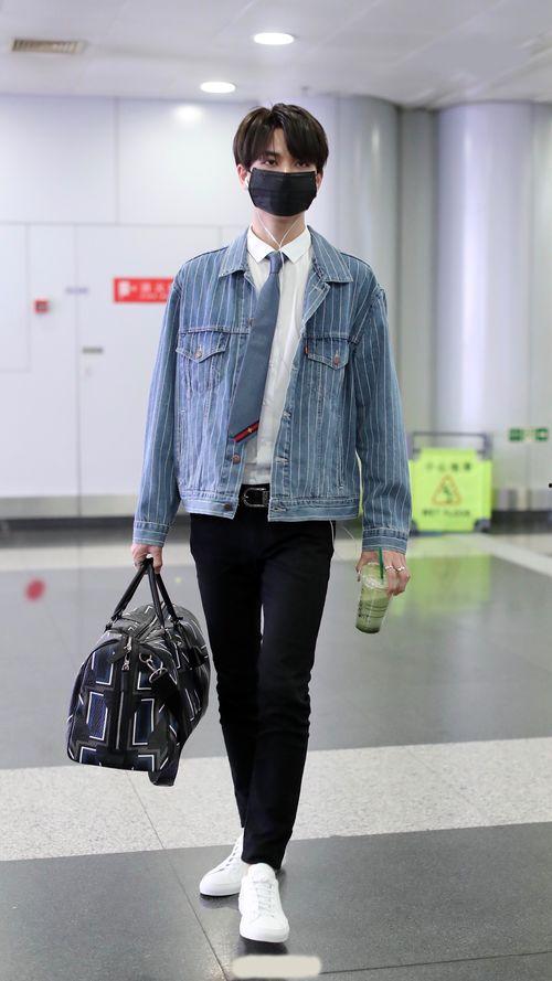 明星穿的牛仔裤男明星,盘点男明星们的牛仔裤穿搭风采